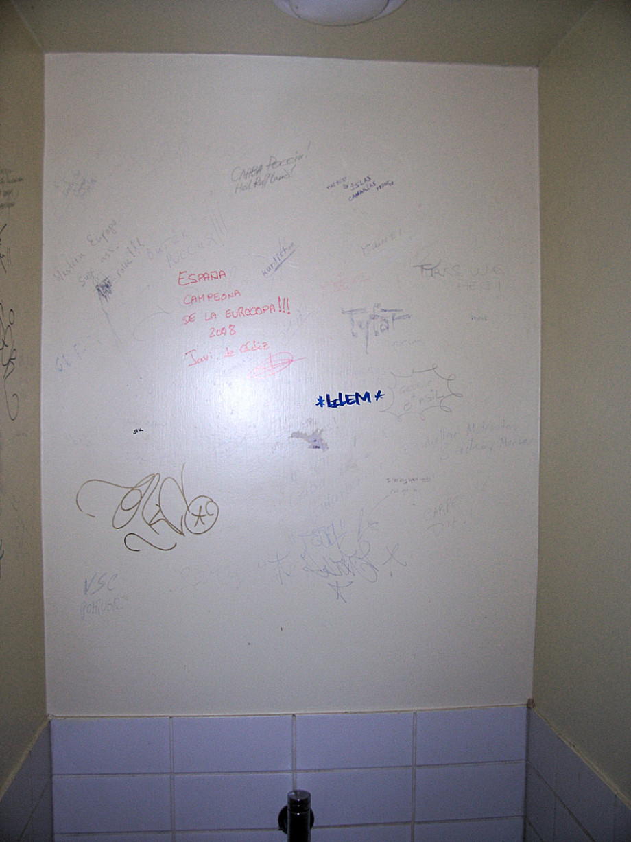Туалет с автографами в здании береговой казармы крепости Свеаборг. Изображение 3