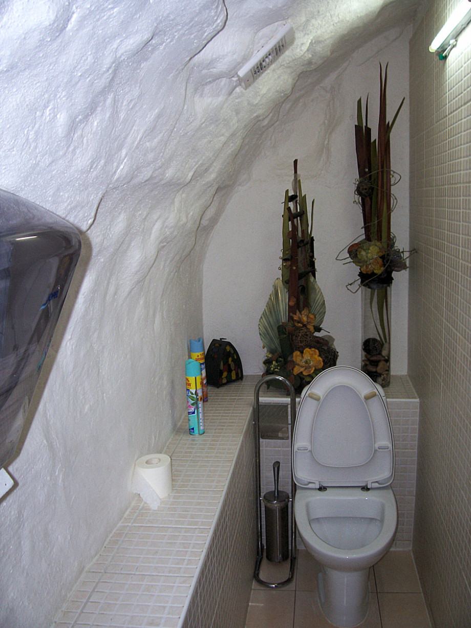 Отличный туалет в кафе Респект. Изображение 2