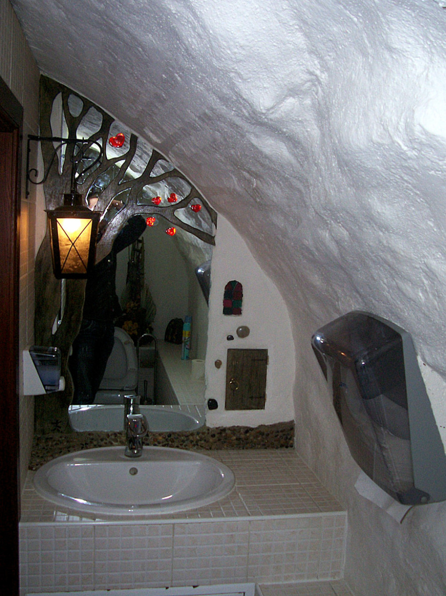 Отличный туалет в кафе Респект. Изображение 1
