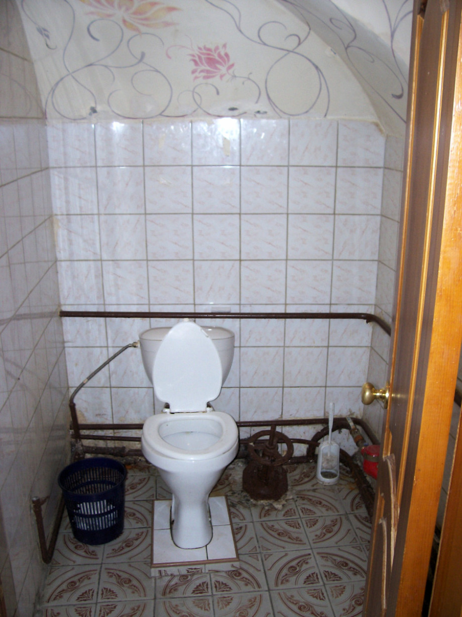 Туалет с большим краном в казанском кафе Восток. Изображение 2