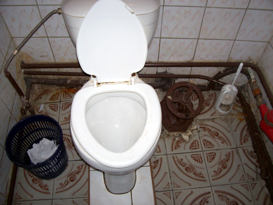 Туалет с большим краном в казанском кафе Восток. Изображение 3