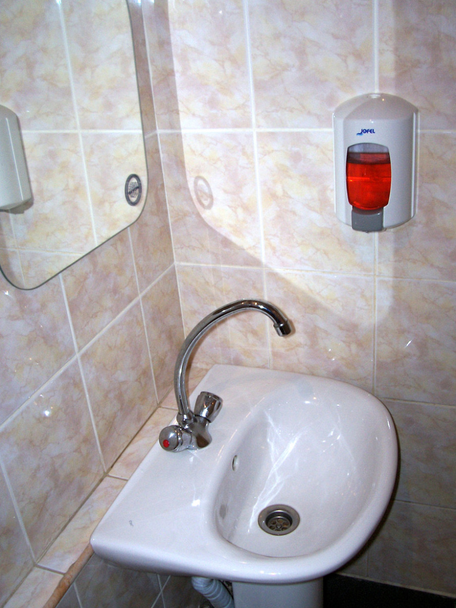 Туалет в кафе Инжир в Петербурге. Изображение 2