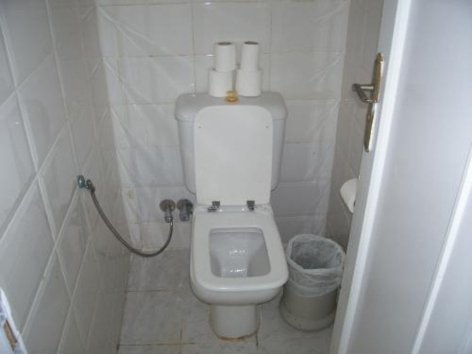 Туалет в школе дайвинга отеля «Coral Beach». Изображение 2