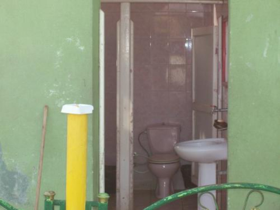 Туалет на остановке для туристических автобусов на трассе Сафага — Кена. Изображение 2