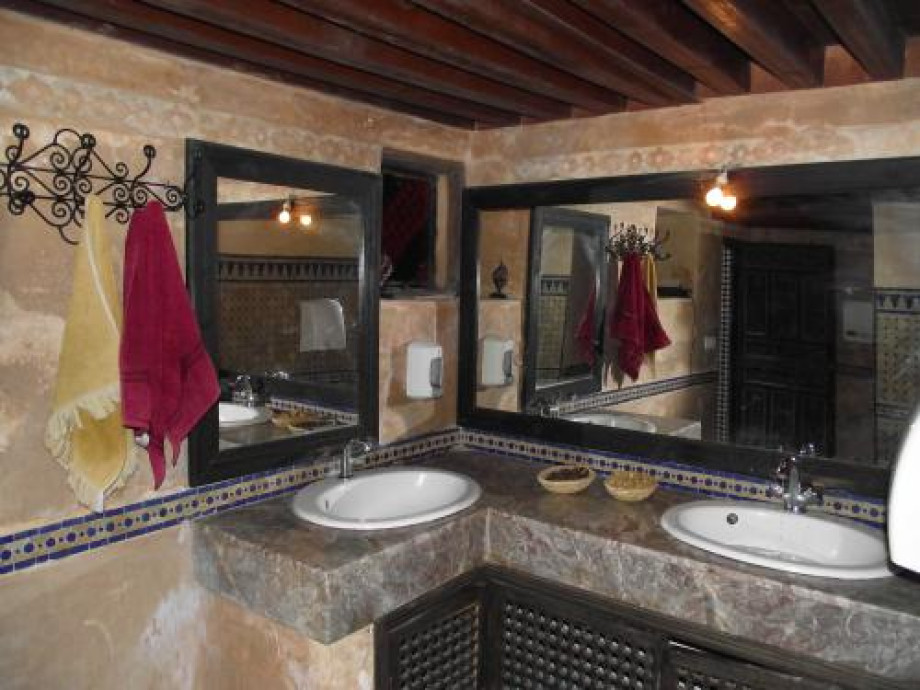 Туалет в ресторане Dar El Batha. Изображение 1