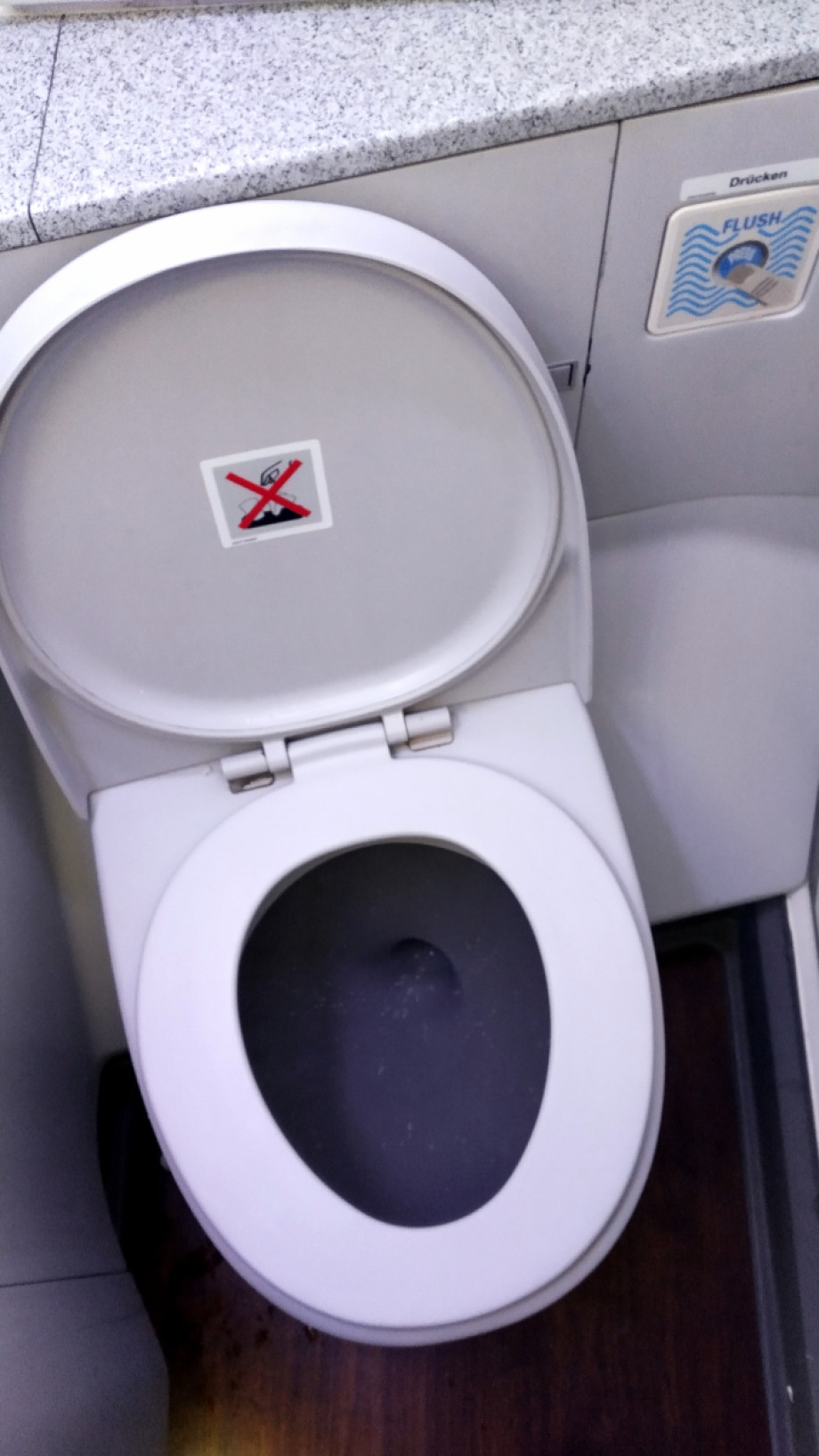 Туалет в Austrian A320. Изображение 1