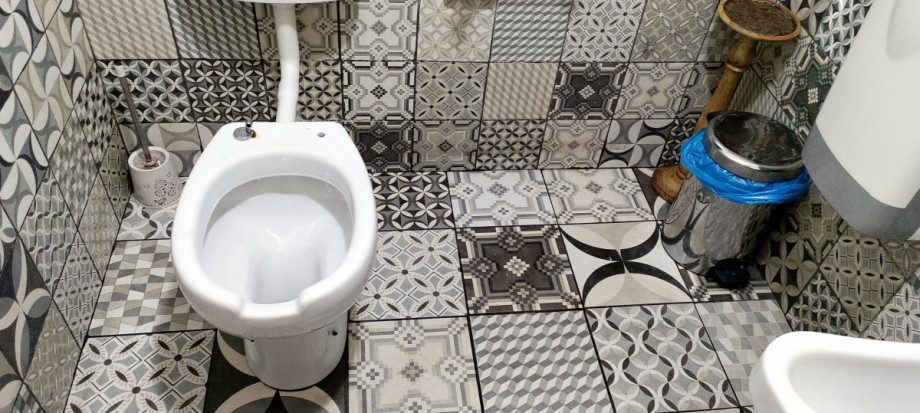 Туалет без стульчака в Sartoria Gastronomica. Изображение 1