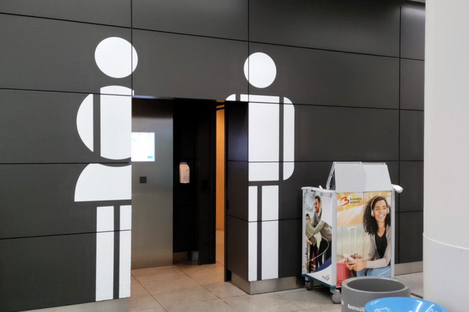 Туалет в зале регистраций брюссельского аэропорта. Изображение 1