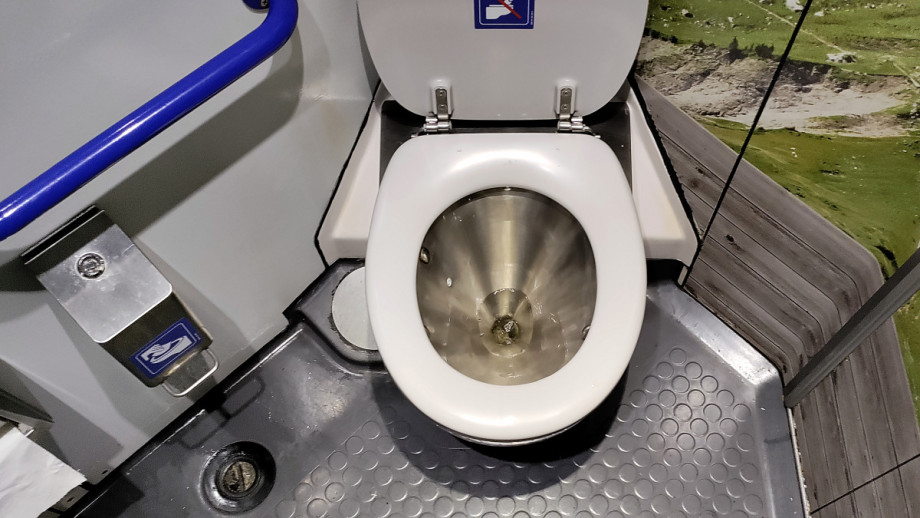 Туалет в панорамном вагоне швейцаских железных дорог. Изображение 1