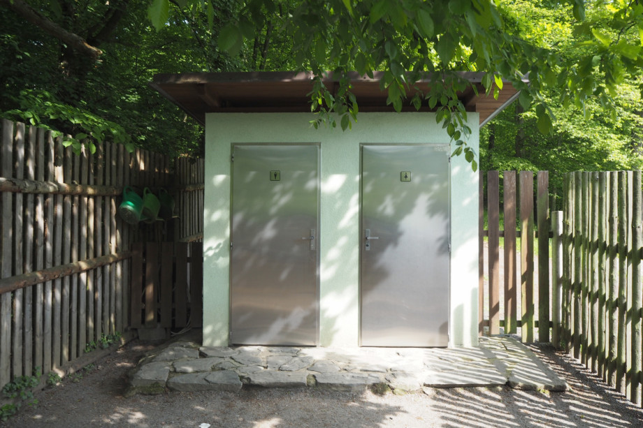Туалет в зоорапке Žleby. Изображение 1