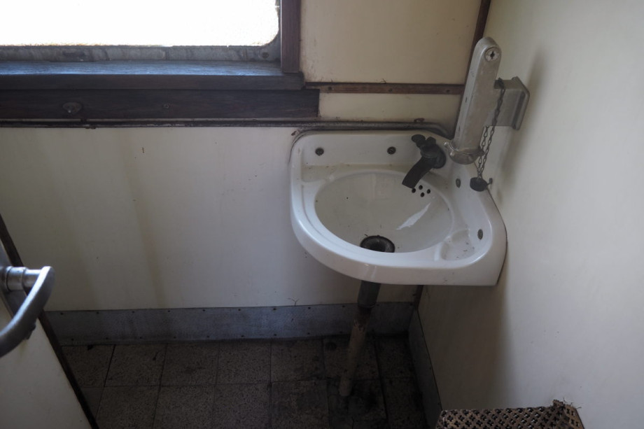 Туалет в вагоне-экспонате в швехатском музее. Изображение 2