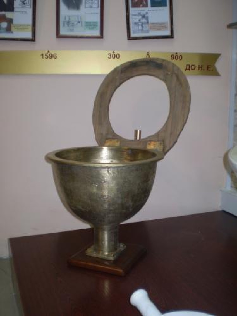 Экспонаты музея истории туалета в Киеве. Изображение 1