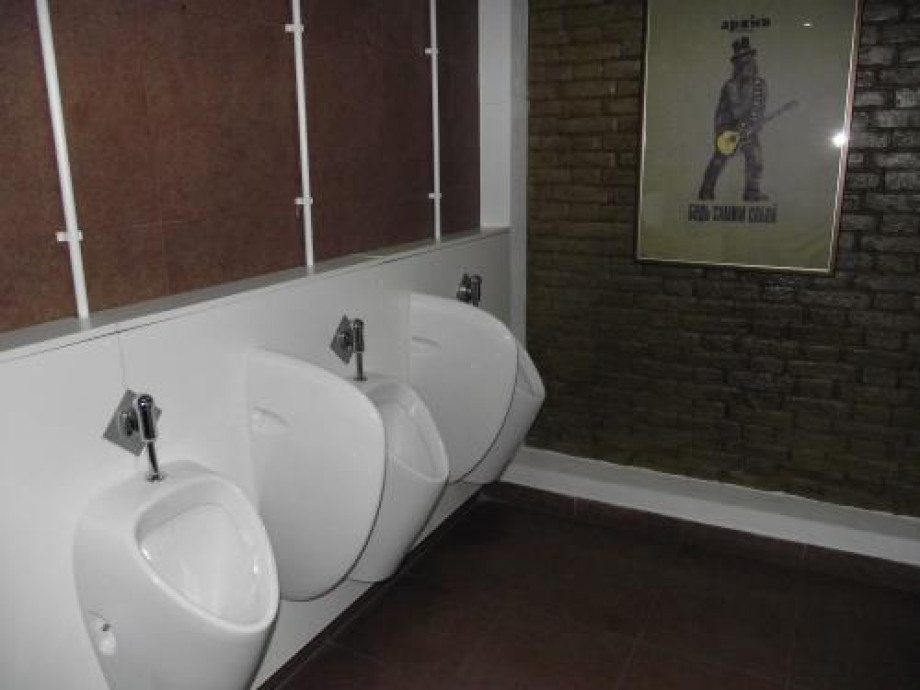 Туалет в лофт-баре «Архив». Изображение 2