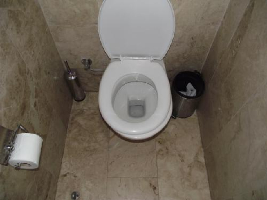 Туалет на вершине горы Тахталы. Изображение 2