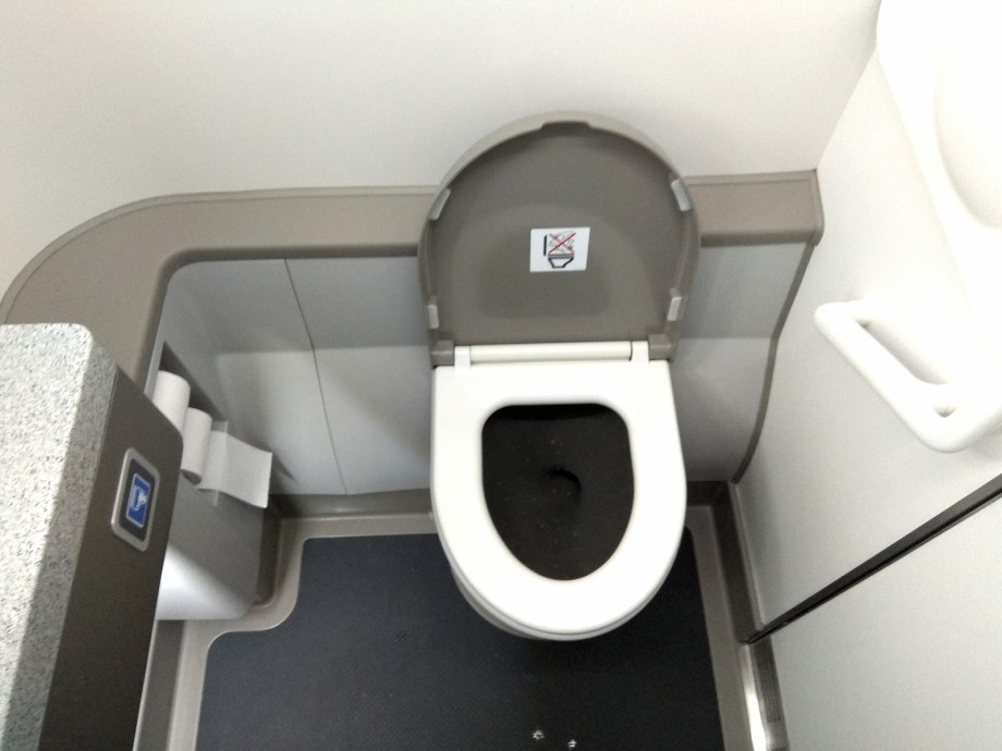 Туалет в поезде S-130 Euromed. Изображение 1