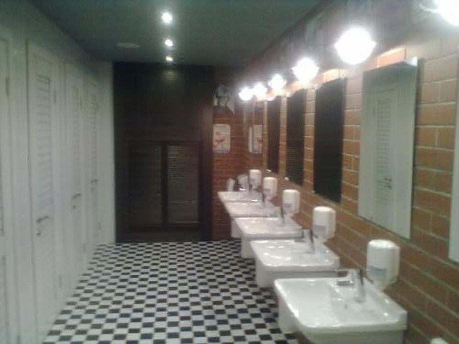 Туалеты в стейк-баре Grizzly. Изображение 1