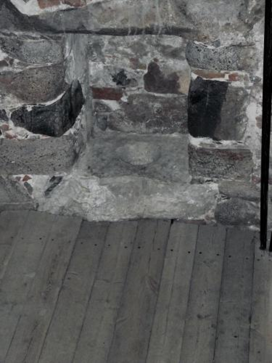 Средневековый туалет в замке Турку. Изображение 1