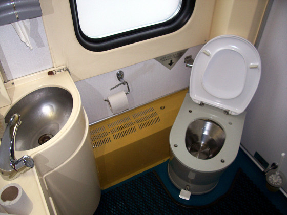 Гравитационный туалет в поезде Репин