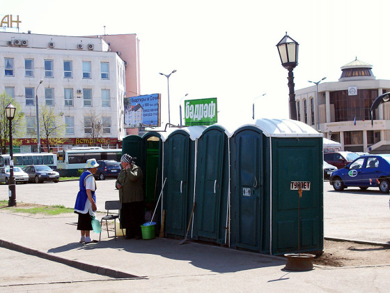 Уличные кабинки в Казани напротив вокзала
