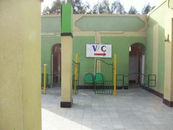 Туалет на остановке для туристических автобусов на трассе Сафага — Кена
