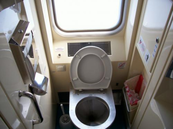 Вакуумный туалет в купейном вагон поезда "Поволжье"