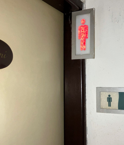 Туалет в китайском ресторане Leknín