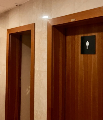 Туалет в холле гостиницы Hilton Prague