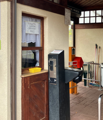 Общественный туалет в Ардшпахе