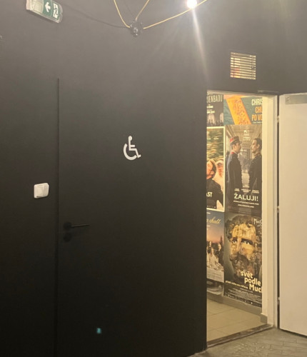 Туалет в Kino Pilotů