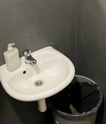 Туалет в раздевалке Centrum Třešňovka