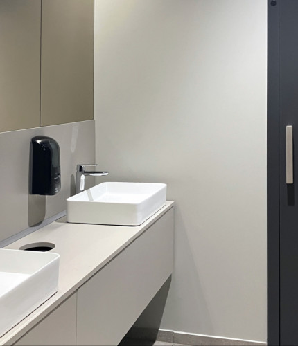 Туалет в раздевалке сауны Infinit Step