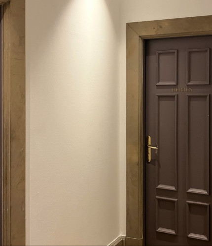 Мраморный туалет ресторана Paulaner