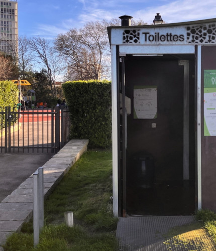 Общественный туалет в саду Эмиля Дюкло