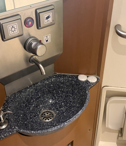 Туалет с душем в спальном вагоне ČD