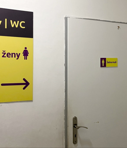 Раздевалки с туалетом и душем в JumpPark Jarov