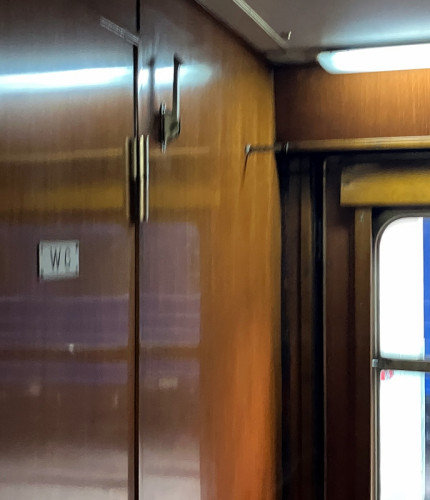 Туалеты в моторном вагоне Синего поезда Тито