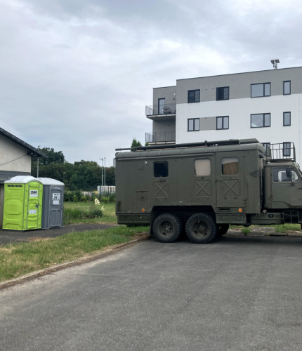 Закрытые кабинки у авиамузея