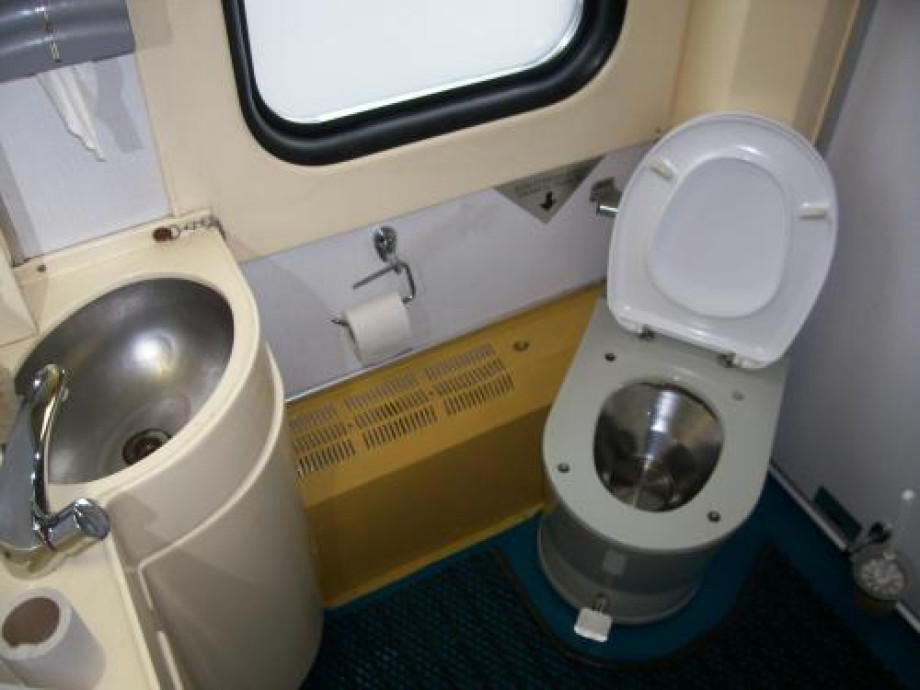 Биотуалет в вагоне поезда фото