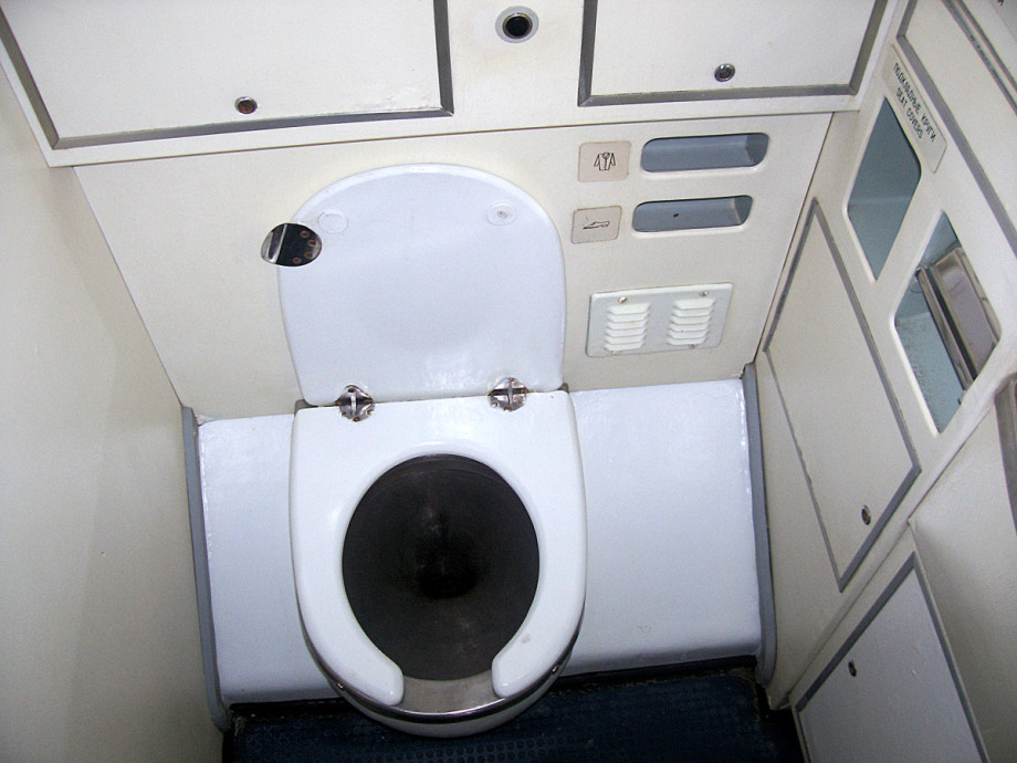Туалет в ТУ-154М Пулковских авиалиний. Изображение 1