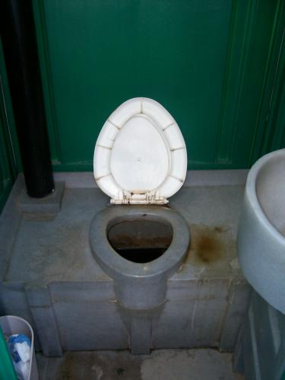 Туалет у входа в староладожскую крепость. Изображение 2