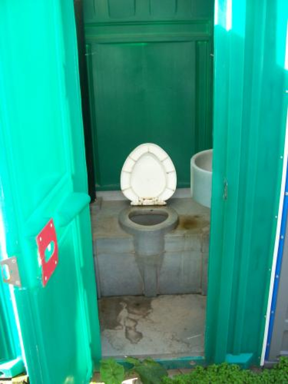 Туалет у входа в староладожскую крепость. Изображение 1
