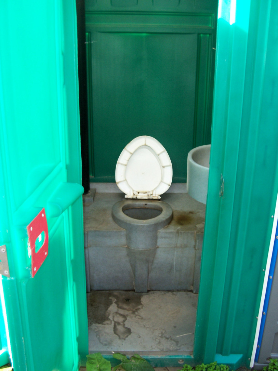 Туалет у входа в староладожскую крепость. Изображение 1