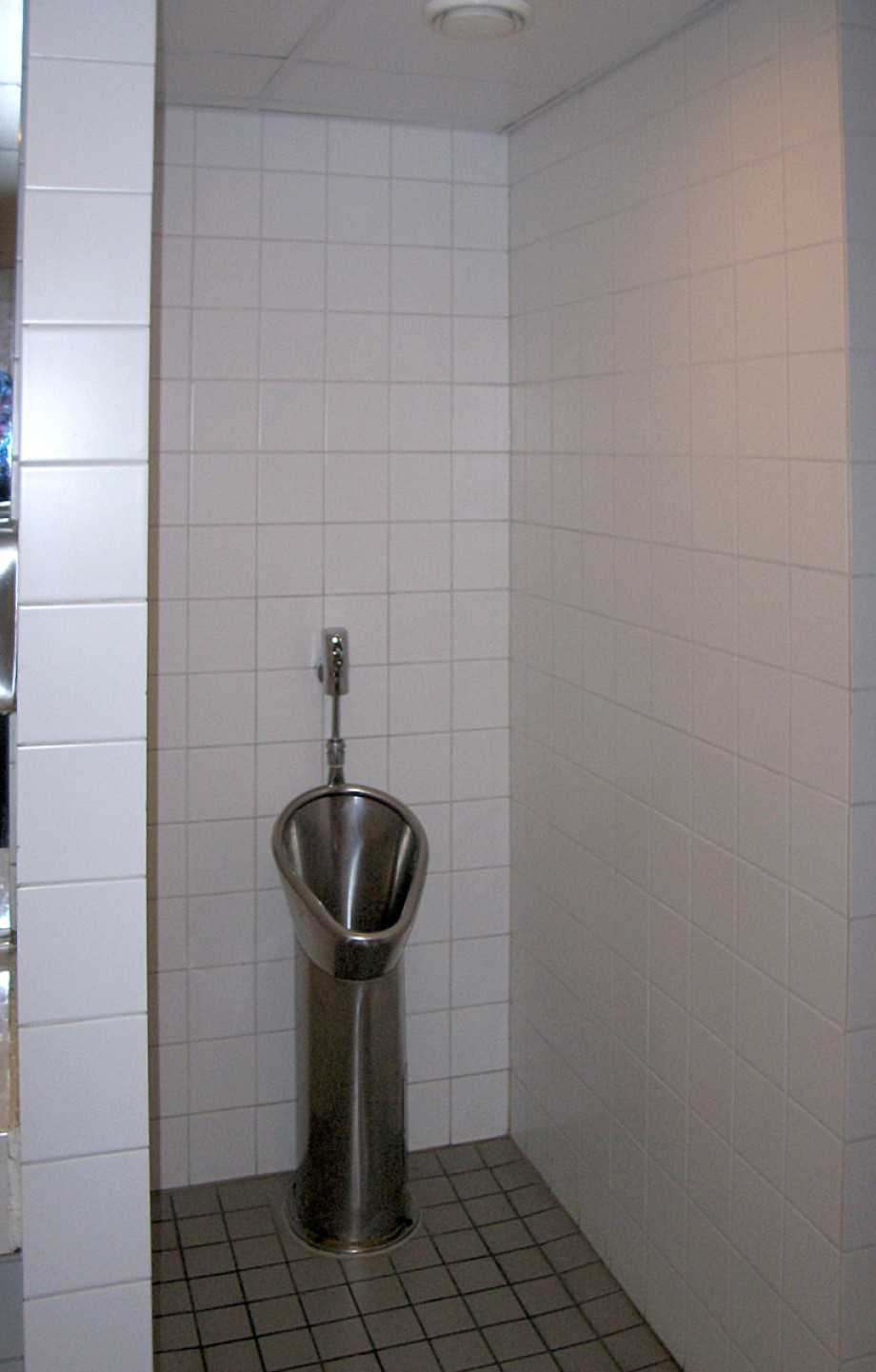 Туалет на железнодорожном вокзале Хельсинки. Изображение 1