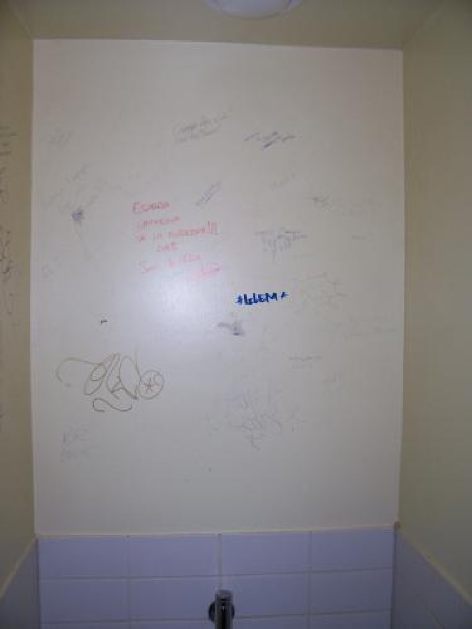 Туалет с автографами в здании береговой казармы крепости Свеаборг. Изображение 2