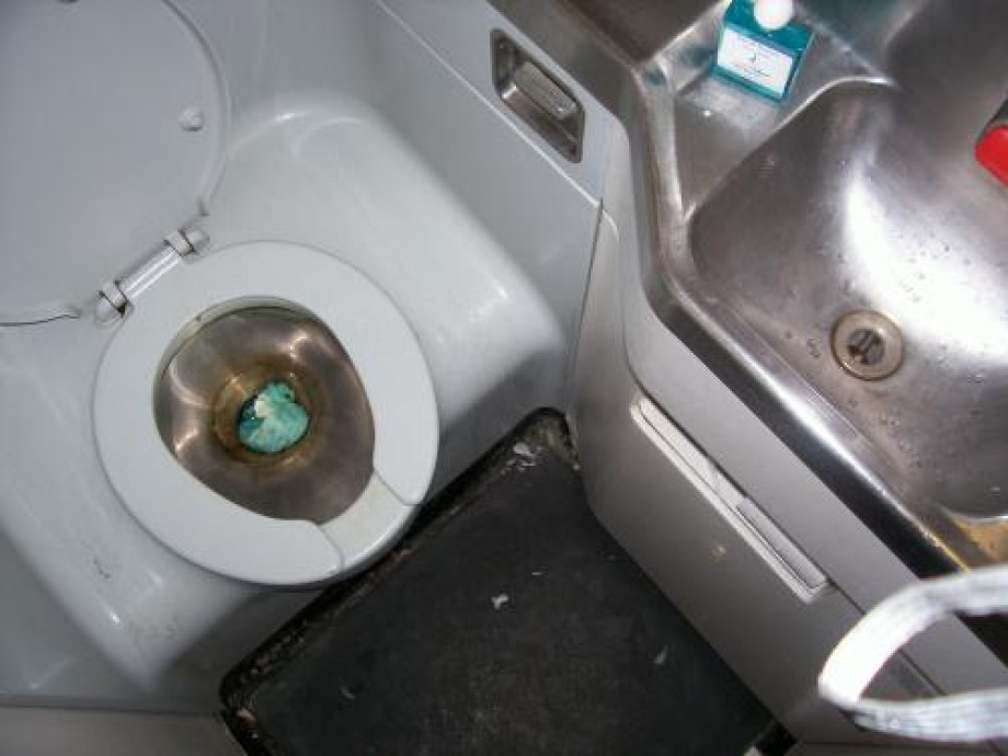 Туалет в Боинге 737-300. Изображение 1