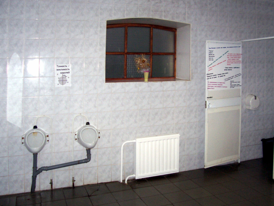 Туалет-выставка на территории Спасо-Преображенского монастыря. Изображение 2