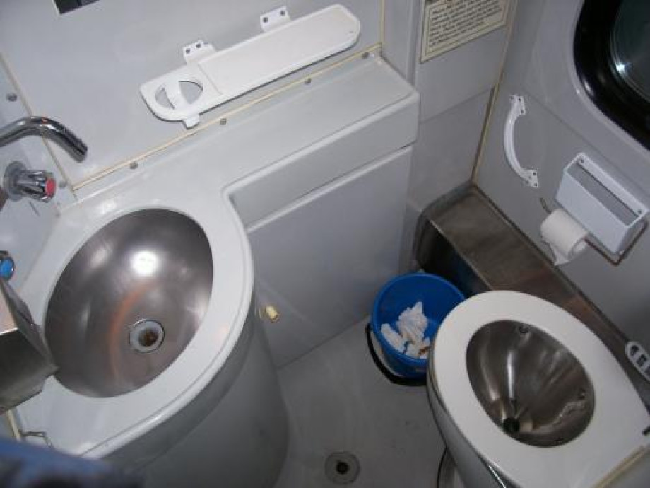 Вакуумный туалет в поезде "Звязда". Изображение 1