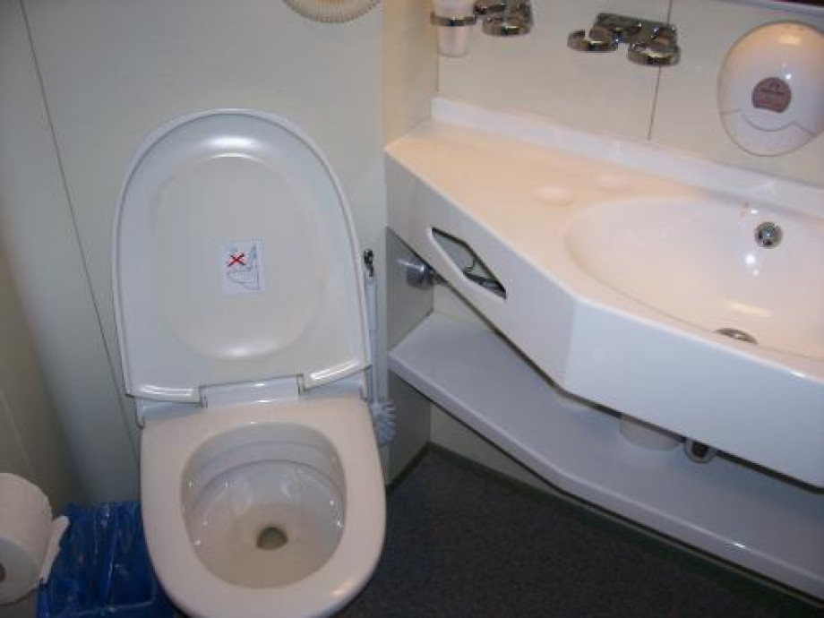 Туалет в каюте парома Silja Europa. Изображение 1