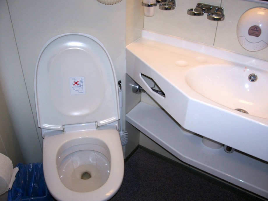 Туалет в каюте парома Silja Europa. Изображение 2