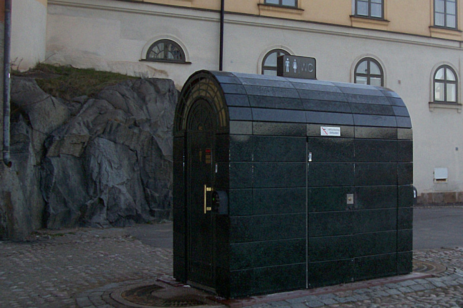 Туалетные кабинки в центре Стокгольма. Изображение 1